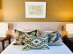 Bird on Linen cushion thumbnail 3